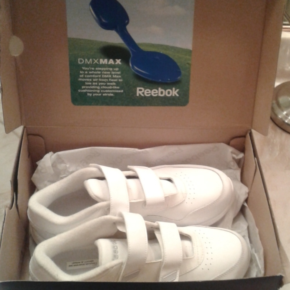 DMXMAX Reebok walking shoes